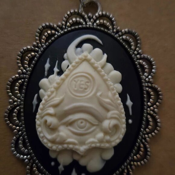 OUIJA PLANCHETTE CAMEO NECKLACE - 20 inches - NEW - Picture 4 of 5